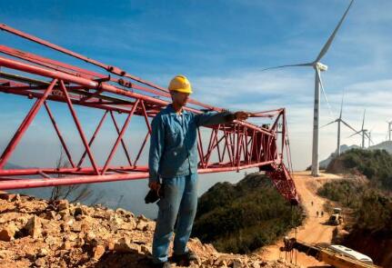 價(jià)值百萬(wàn)風(fēng)力發(fā)電葉片，被河南村民當(dāng)蹺蹺板：一片上站20多人