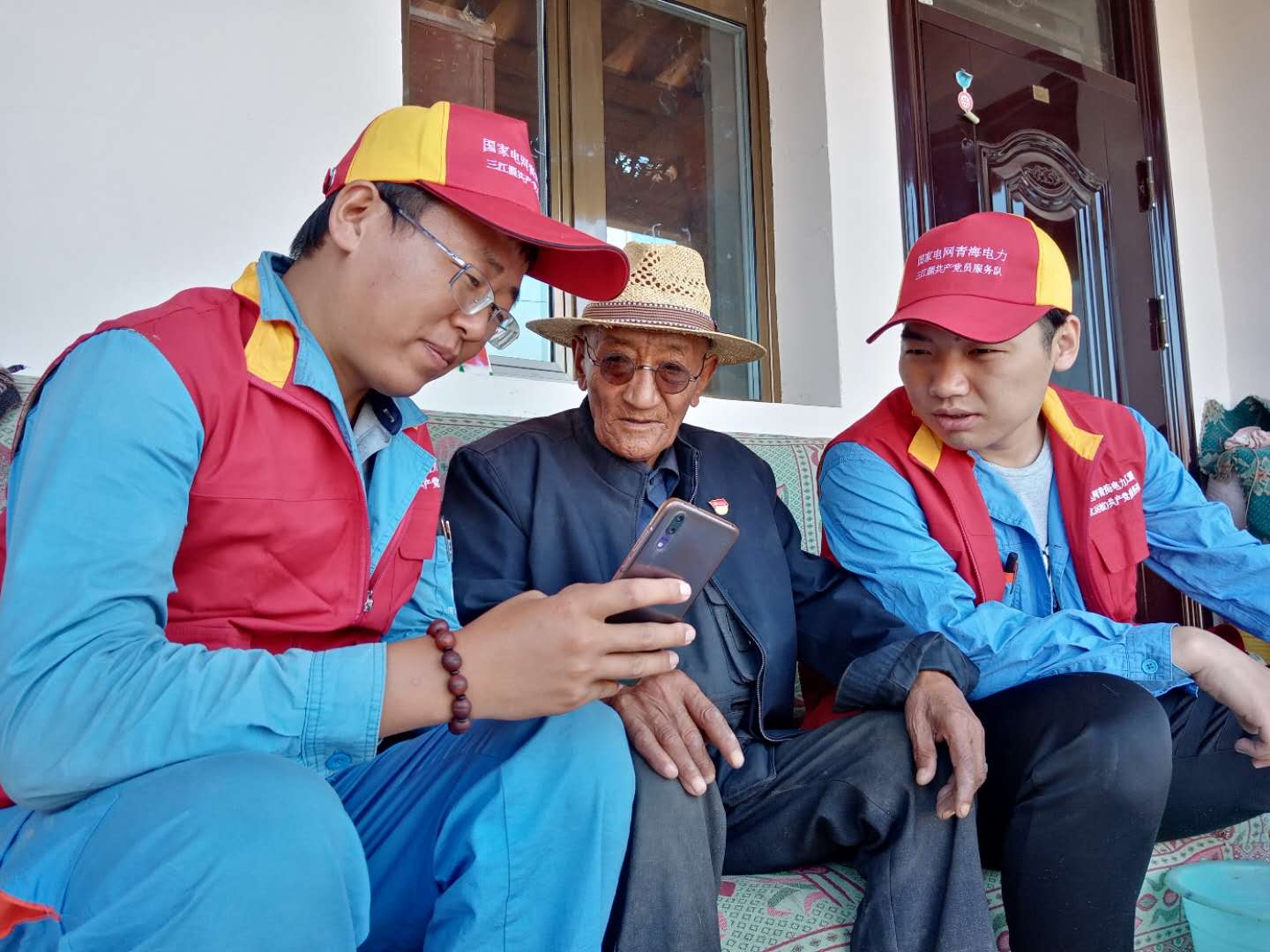 國網(wǎng)黃化供電公司運檢黨支部與尖扎縣來玉村黨支部開展“扶貧助困、攜手同行”主題黨日活動