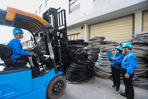 國(guó)網(wǎng)寧?？h供電公司：下基層強(qiáng)服務(wù)，提質(zhì)增效駛?cè)搿翱燔嚒钡? width=