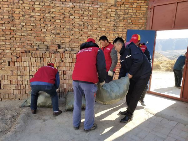 國網青海黃化化隆縣供電公司：節(jié)前“祝?！迸诵? width=