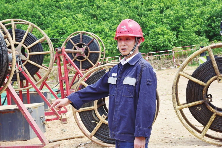 待人熱情寬厚 勤于思考自?。耗暇W(wǎng)超高壓公司柳州局黨委委員、副總經(jīng)理潘濟(jì)猛