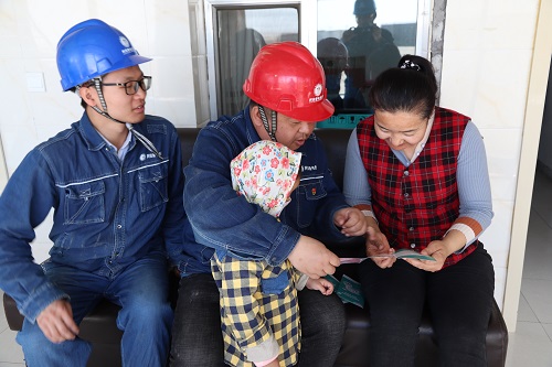 阿拉善電業(yè)局電力宣傳進家門，客戶服務零距離