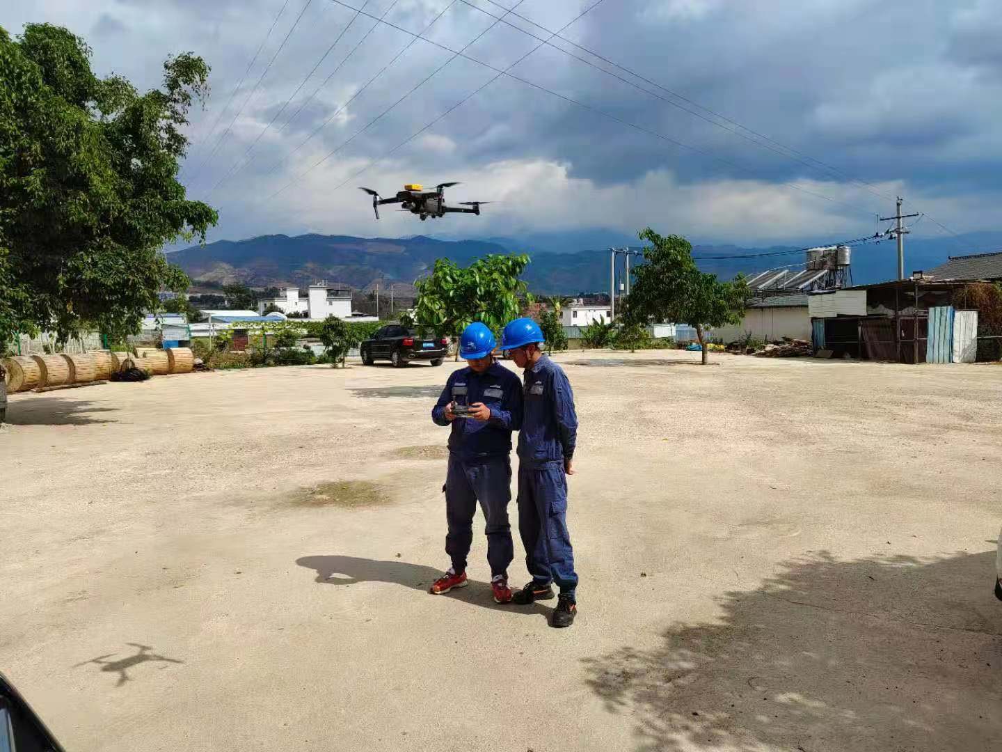 臨滄云縣供電局為建黨百年?！半姟弊o航