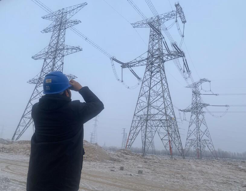 內(nèi)蒙古烏海超高壓供電公司防污除閃，寒冬堅(jiān)守一線(xiàn)
