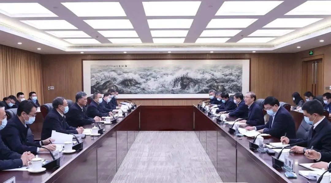 辛保安、張智剛與新疆維吾爾自治區(qū)、新疆生產(chǎn)建設(shè)兵團(tuán)領(lǐng)導(dǎo)會(huì)談