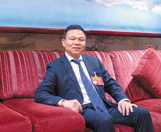 強(qiáng)電網(wǎng)優(yōu)服務(wù) 推動(dòng)城鄉(xiāng)一體化發(fā)展——訪全國(guó)人大代表、奧克斯集團(tuán)有限公司董事長(zhǎng)鄭堅(jiān)江