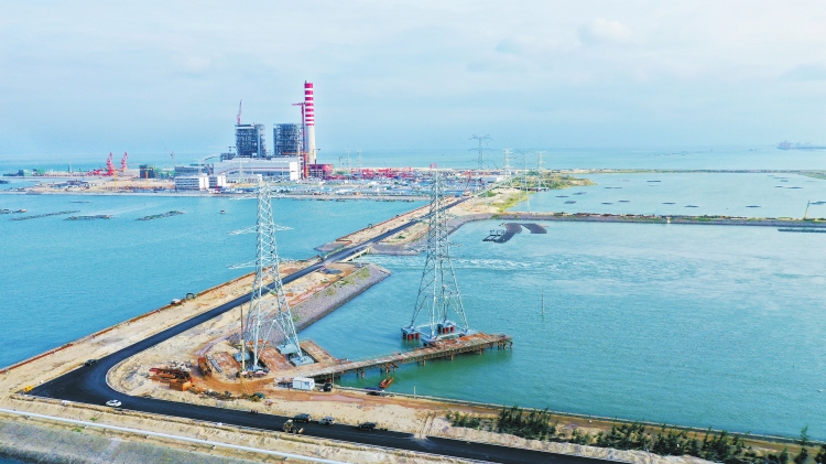 廣西首條500千伏跨?！澳茉磩用}”貫通