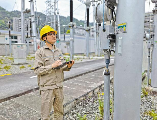 用一顆匠心守護電網(wǎng)——記全國五一勞動獎?wù)芦@得者羅徽