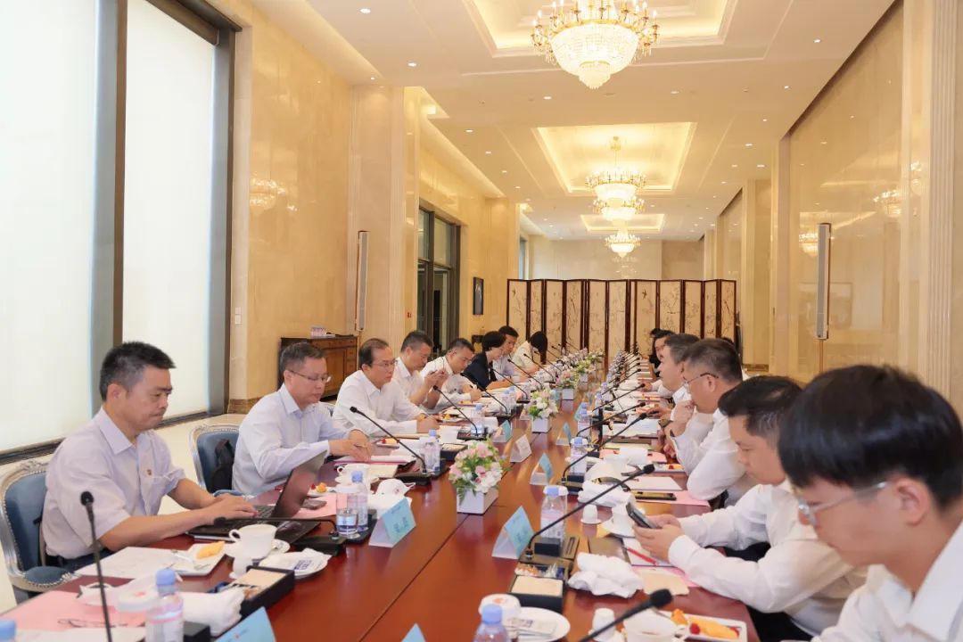 華為電力數(shù)字化軍團(tuán)CEO孫福友與國家電投總經(jīng)理江毅會談