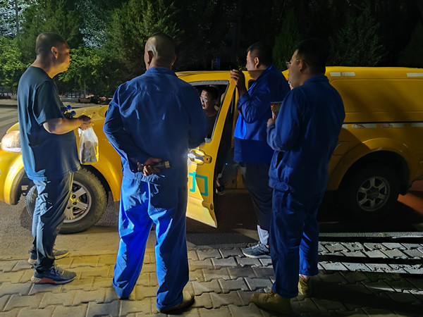 烏海市千里山供電公司千鋼供電所黑夜中的孤勇者，背抵黑暗守護光明