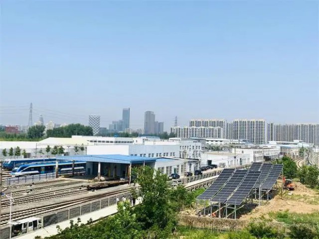 全國(guó)首個(gè)！英利集團(tuán)“光伏+鐵路”示范項(xiàng)目順利并網(wǎng)