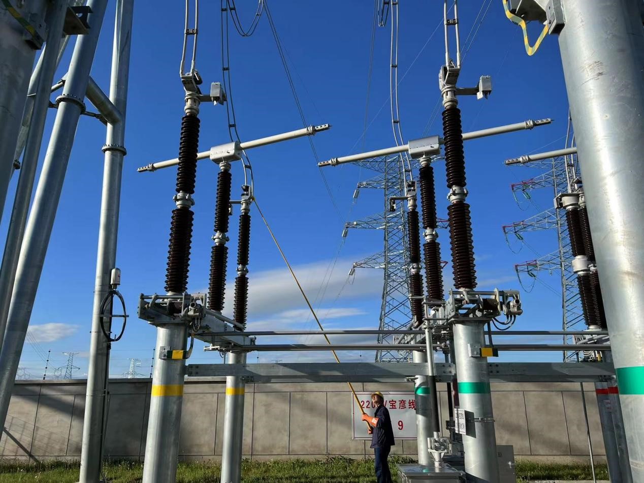 錫林郭勒超高壓供電公司圓滿完成塔寶I、II線間隔啟動(dòng)工作