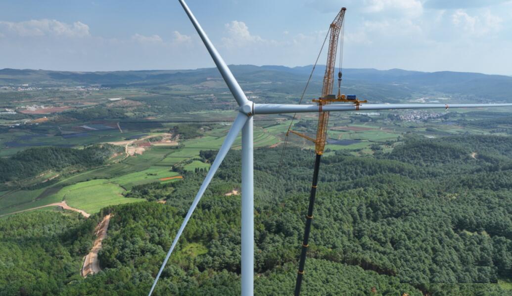 國內(nèi)最大陸上風(fēng)機，成功吊裝!