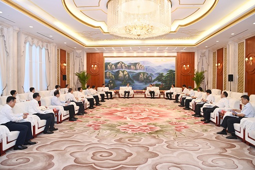 國(guó)家電網(wǎng)董事長(zhǎng)、黨組書記辛保安與寧夏回族自治區(qū)黨委書記梁言順、自治區(qū)主席張雨浦會(huì)談