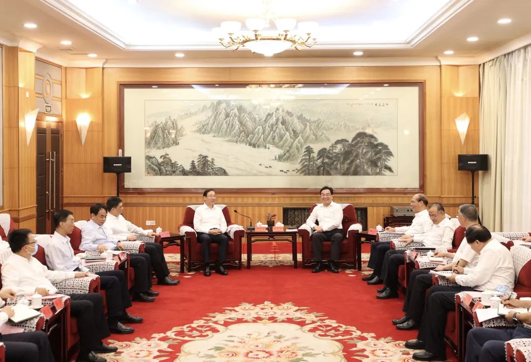 國(guó)家電網(wǎng)董事長(zhǎng)、黨組書記辛保安與青海省委書記信長(zhǎng)星、省長(zhǎng)吳曉軍會(huì)談