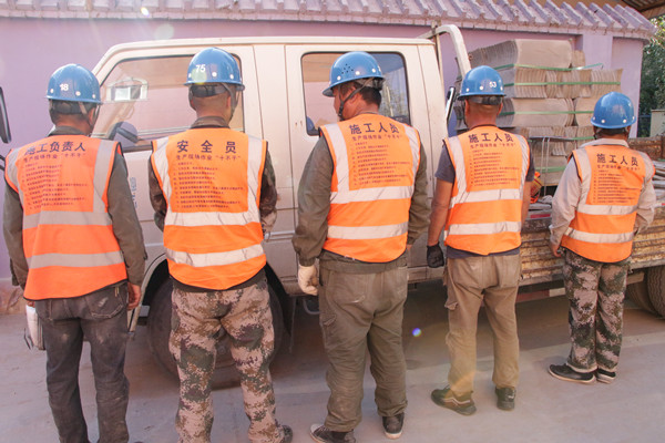 烏海市千里山供電公司：施工現(xiàn)場(chǎng)督查“十不干”，電力安全加把“安全鎖”