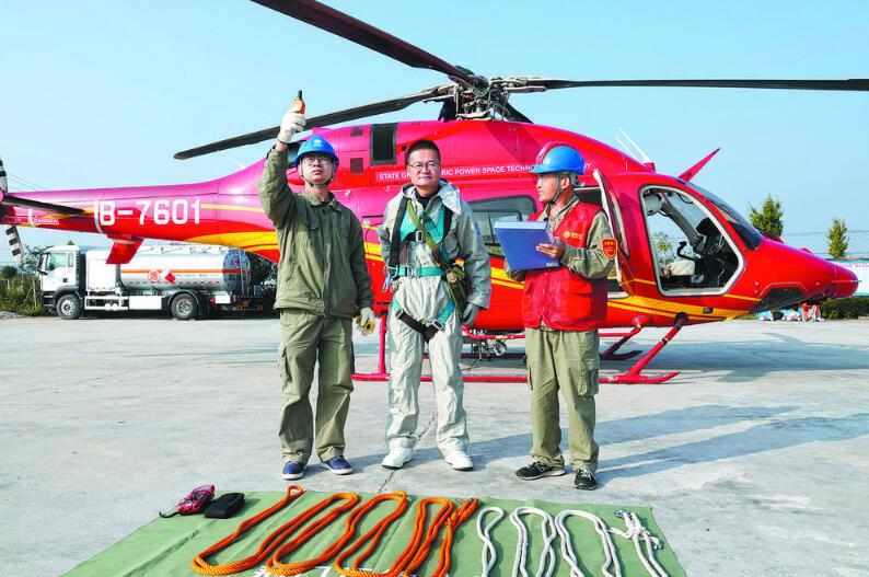 湖北地區(qū)±800千伏特高壓輸電線路規(guī)?；鄙龣C(jī)帶電作業(yè)完成