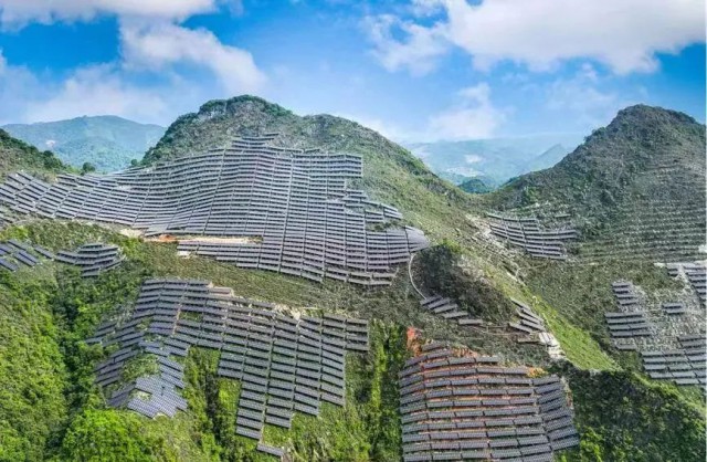 全國(guó)首例！吉電股份“大容量、高坡度”集中式山地光伏項(xiàng)目并網(wǎng)