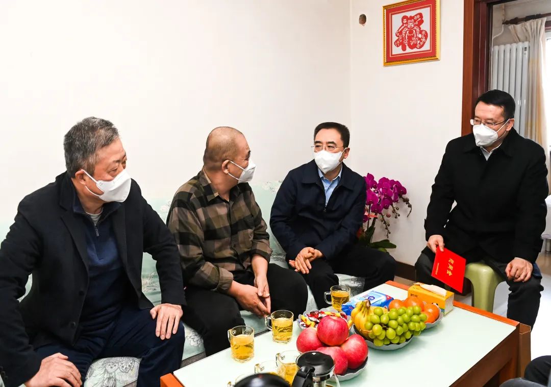 鄒磊、劉明勝走訪慰問退休老領(lǐng)導、勞模遺屬、困難黨員群眾