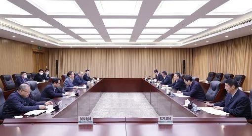 國(guó)家電網(wǎng)董事長(zhǎng)、黨組書(shū)記辛保安與哈電集團(tuán)董事長(zhǎng)、黨委書(shū)記曹志安會(huì)談