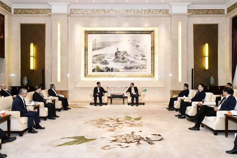 孫洪水與鎮(zhèn)江市委書記馬明龍、市長徐曙海會談