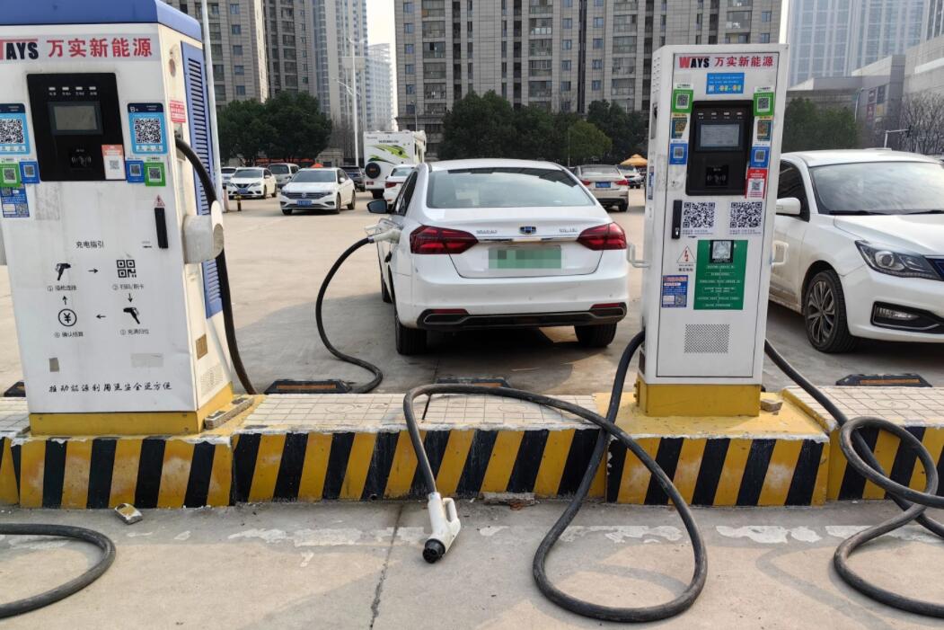 新能源車充電槍被扔積水中，對“城市家電”需多加愛護(hù)