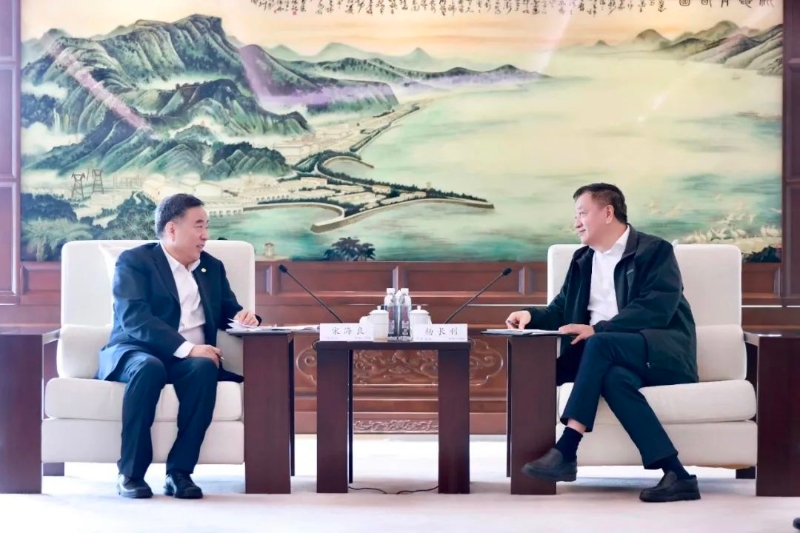 中國能建黨委書記、董事長宋海良與中國廣核集團黨委書記、董事長楊長利會談