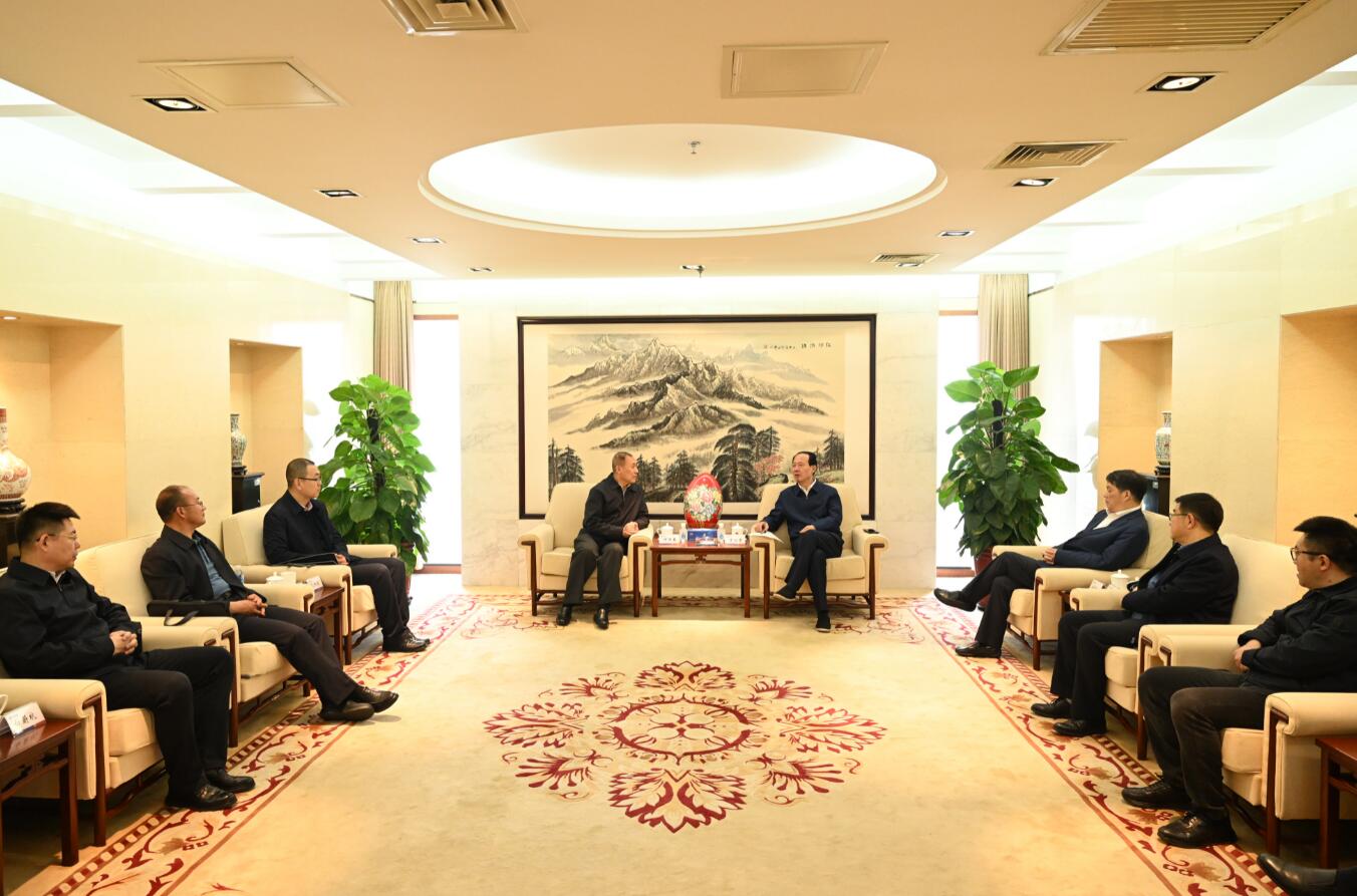 中國(guó)電建黨委書(shū)記、董事長(zhǎng)丁焰章會(huì)見(jiàn)內(nèi)蒙古能源集團(tuán)黨委書(shū)記、董事長(zhǎng)何雨春