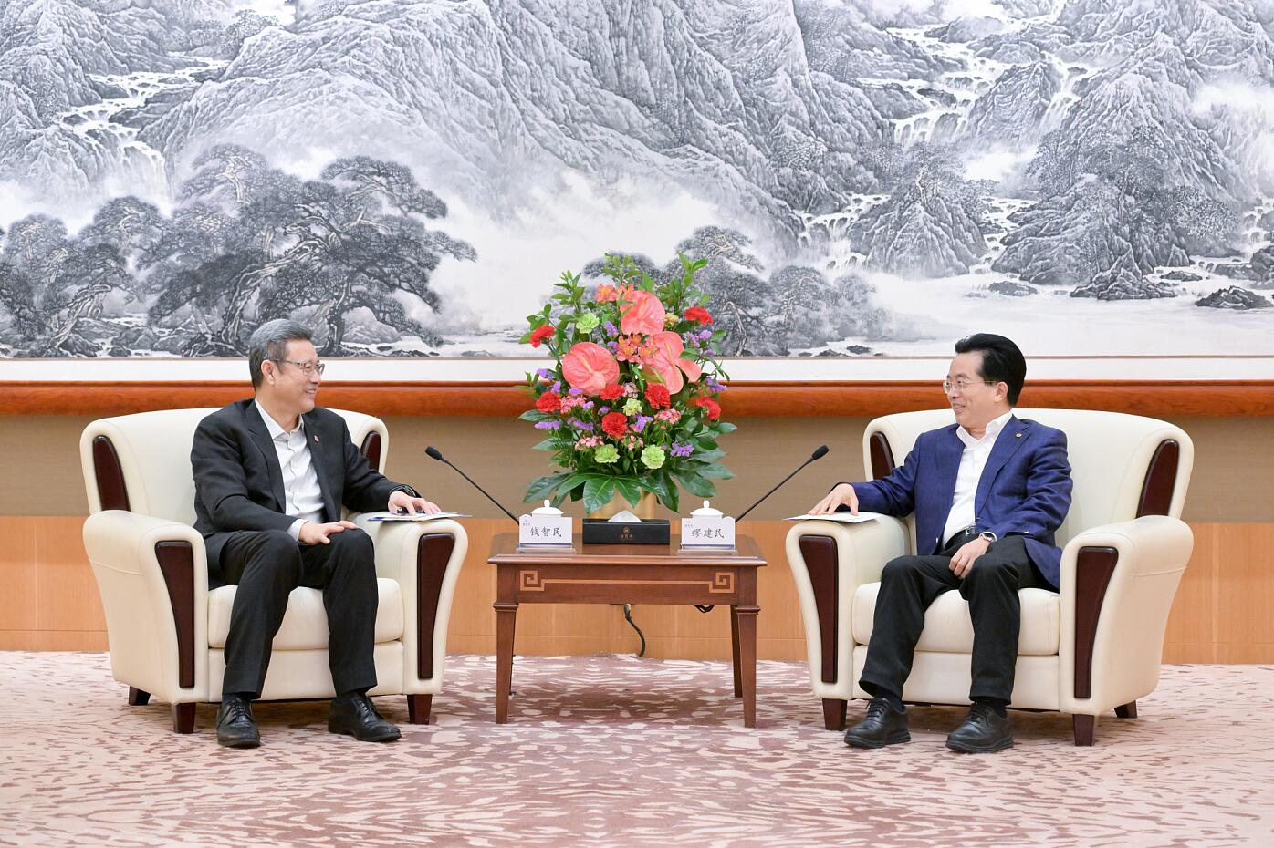 國(guó)家電投黨組書記、董事長(zhǎng)錢智民與中國(guó)旅游集團(tuán)董事長(zhǎng)陳寅會(huì)談