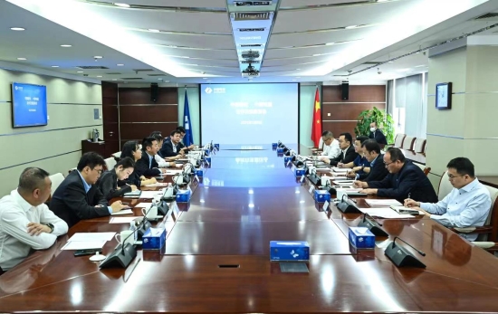 中國(guó)電建黨委常委、副總經(jīng)理劉源與中國(guó)建材股份副總裁王兵舉行會(huì)談