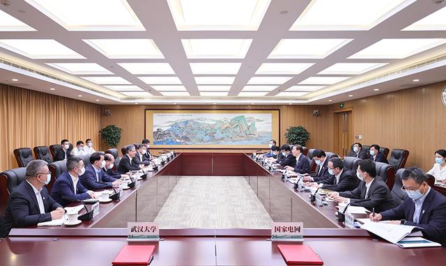 國(guó)家電網(wǎng)董事長(zhǎng)辛保安、總經(jīng)理張智剛與武漢大學(xué)黨委書記黃泰巖、校長(zhǎng)張平文會(huì)談