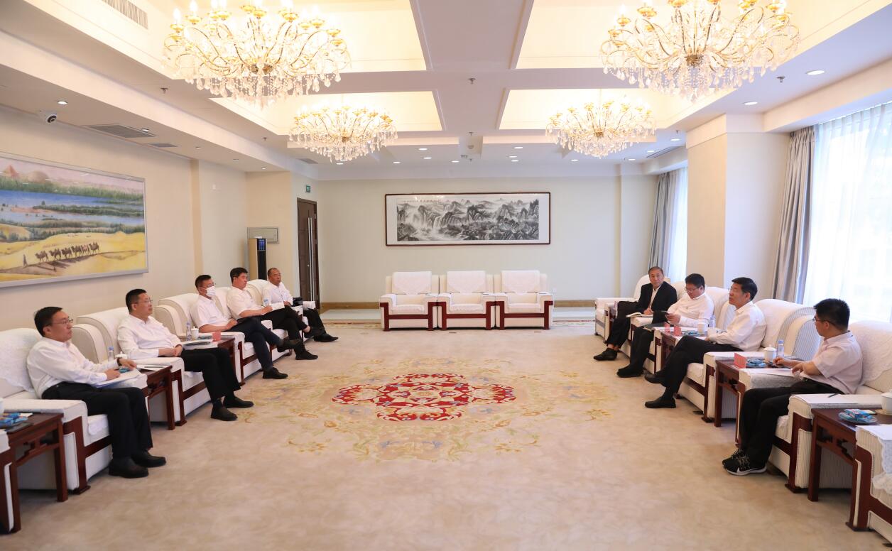 國(guó)家電投副總經(jīng)理、黨組成員徐樹彪與內(nèi)蒙古自治區(qū)黨委常委、常務(wù)副主席黃志強(qiáng)舉行會(huì)談