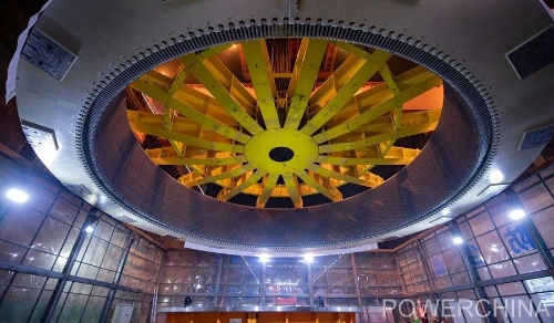 黃河上游在建海拔最高、裝機容量最大的水電站首臺機組定子順利吊裝