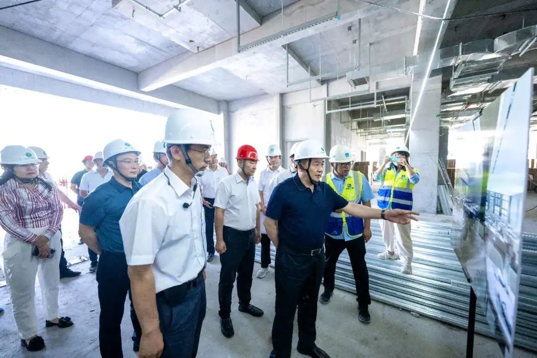 賈振國(guó)深入A級(jí)大數(shù)據(jù)中心、國(guó)家重點(diǎn)實(shí)驗(yàn)室項(xiàng)目現(xiàn)場(chǎng)檢查慰問(wèn)