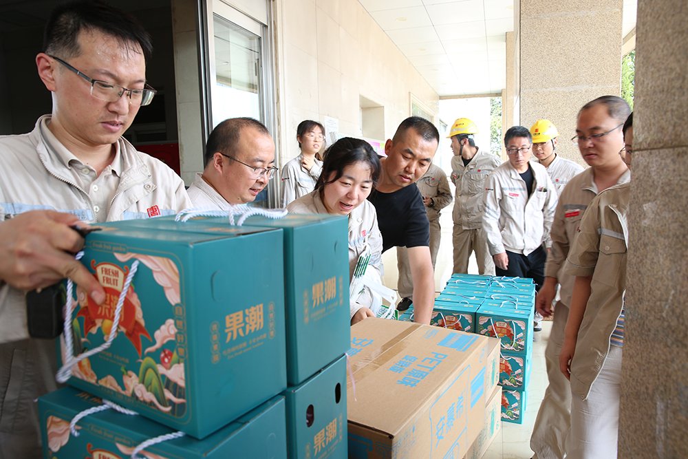 臨汾熱電公司開展“保供有我，夏送清涼”慰問活動