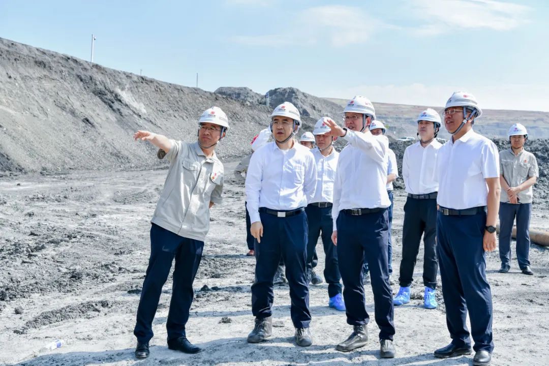 鄒磊深入煤炭煤化工企業(yè)生產(chǎn)建設一線調研擴能增效和脫困振興工作
