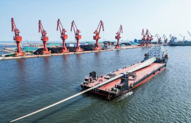 126米！超長風(fēng)電葉片在山東港口煙臺港完成卸船