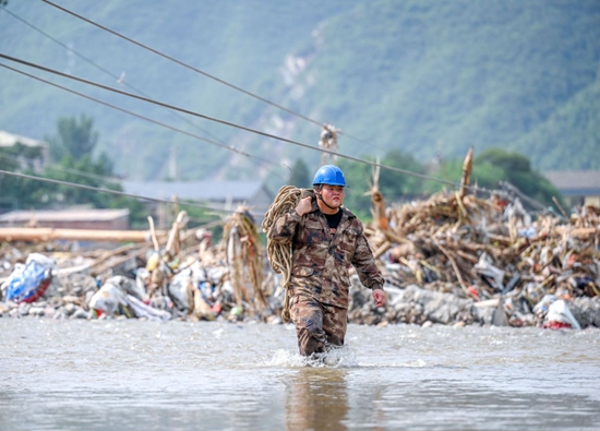 河北電力公司組建數(shù)支青年突擊隊加快受災(zāi)地區(qū)供電恢復