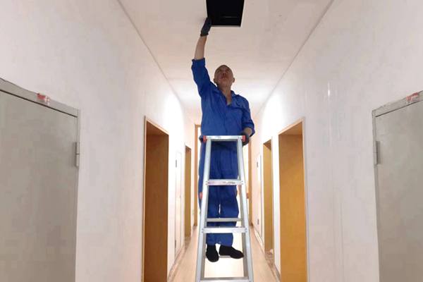 圖為物業(yè)人員利用節(jié)假日對值班宿舍電纜廊道、空調(diào)管道進行檢查和維護
