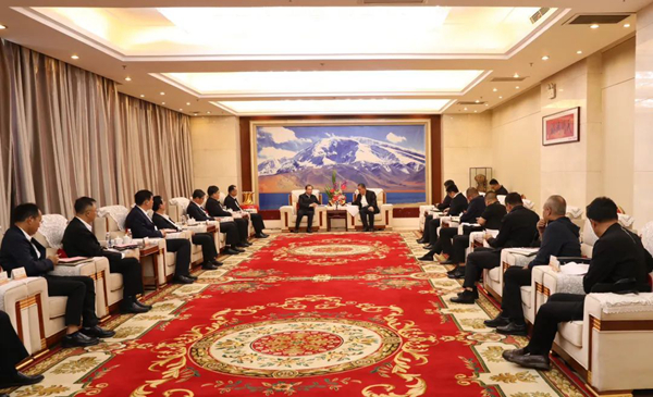 華電集團(tuán)黨組書記、董事長江毅與喀什地委副書記、行署專員艾尼瓦爾·吐爾遜舉行會(huì)談