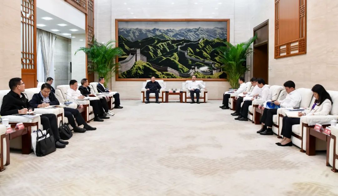 大唐集團有限公司黨組書記、董事長鄒磊與廣西壯族自治區(qū)國資委黨委書記秦如培會談