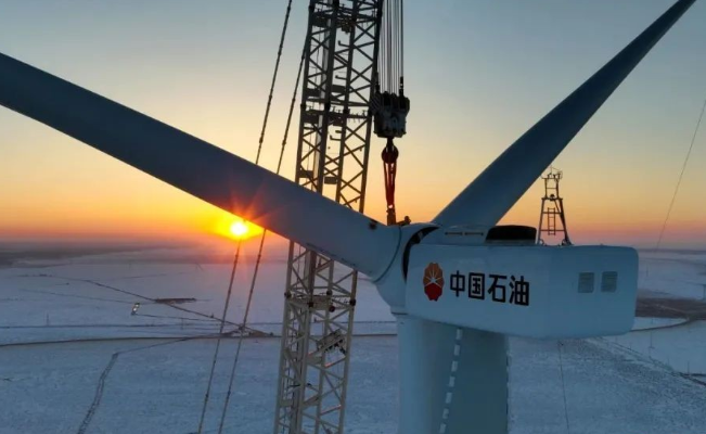 中國石油在建單體規(guī)模最大集中風(fēng)電項(xiàng)目——昂格55萬千瓦風(fēng)電項(xiàng)目首臺(tái)風(fēng)機(jī)成功吊裝！