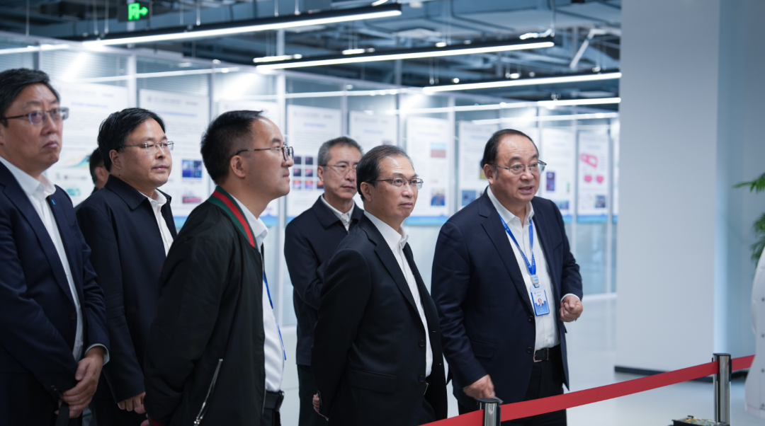 江毅與中國工程院院士、清華大學海洋工程研究院院長、海工院院長張建民交流座談