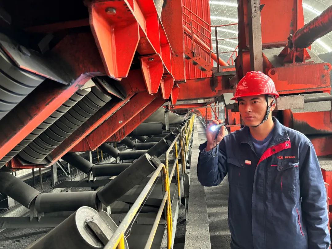 兢兢業(yè)業(yè)奉獻(xiàn)  平凡見證不凡——記陜投集團趙石畔煤電燃運中心主任工程師任志杰