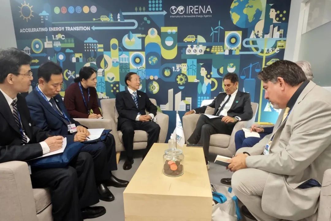 國家電網(wǎng)董事長辛保安與國際可再生能源署總干事卡梅拉、阿布扎比能源局主席阿爾馬拉爾、聯(lián)合國可持續(xù)發(fā)展解決方案網(wǎng)絡(luò)主席薩克斯會談