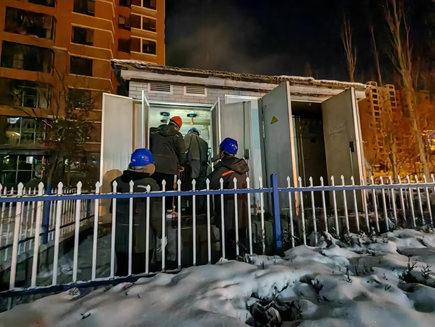 風(fēng)雪來襲入冬寒，電力搶修送溫暖