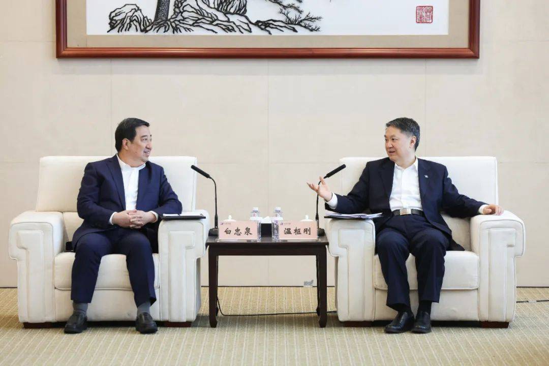 中國電氣裝備董事長白忠泉、總經(jīng)理周群拜訪中國華能董事長溫樞剛