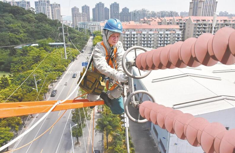 帶電作業(yè)領(lǐng)域的“創(chuàng)新達(dá)人”——記“國網(wǎng)楷?！瘪T振波