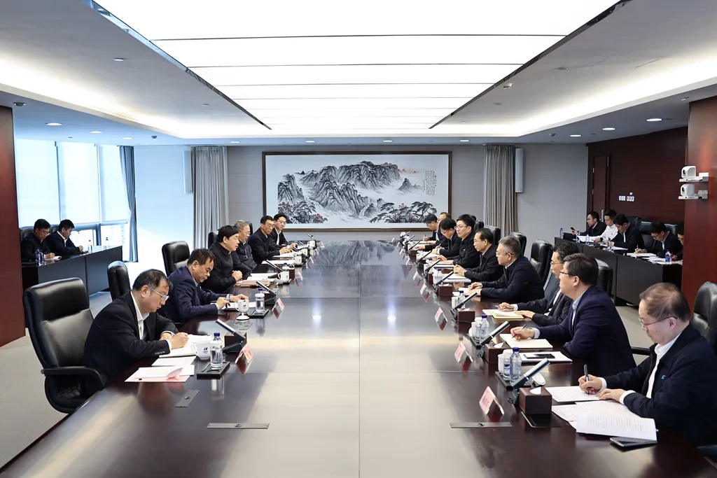 華電集團(tuán)董事長(zhǎng)江毅、總經(jīng)理葉向東與國(guó)家電網(wǎng)董事長(zhǎng)、黨組書記張智剛會(huì)談