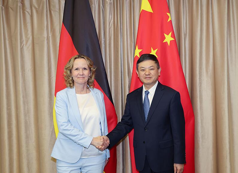 生態(tài)環(huán)境部部長(zhǎng)黃潤(rùn)秋會(huì)見(jiàn)德國(guó)聯(lián)邦環(huán)境、自然保護(hù)、核安全與消費(fèi)者保護(hù)部長(zhǎng)萊姆克